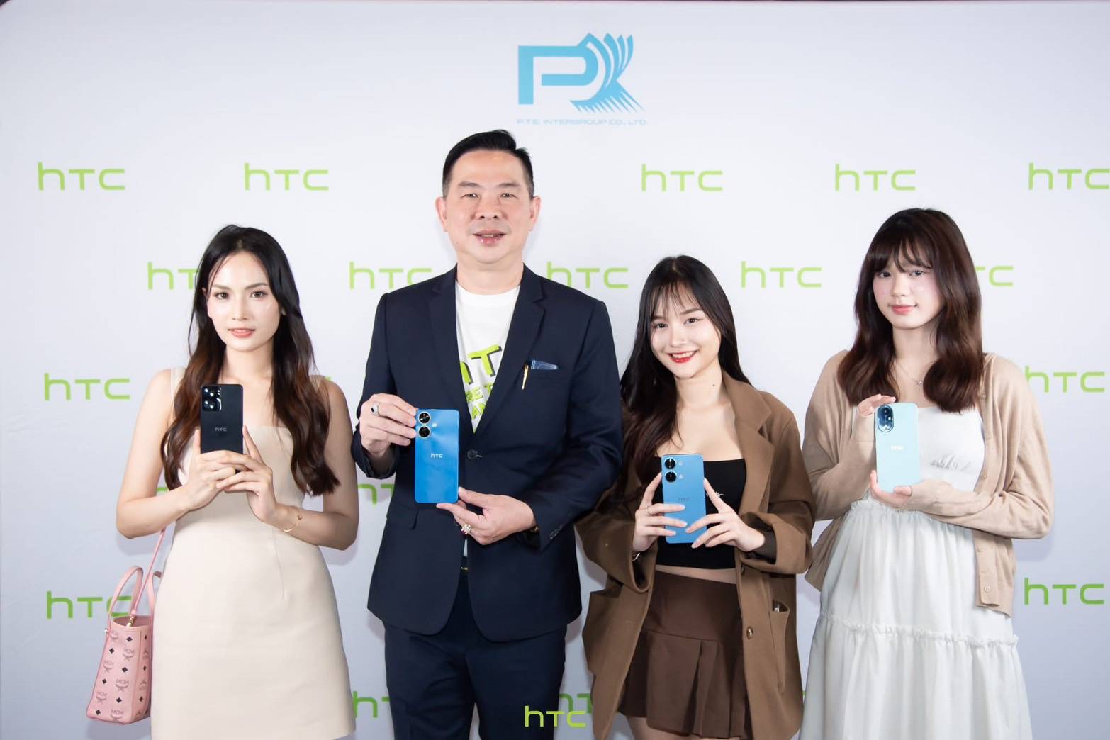 ดร.ฐาคณิษฐ์ พรทองประเสริฐ”กลับมาอย่างยิ่งใหญ่ HTC จัดหนักใน “HTC Back in your hand” อินฟลูฯรวมตัวคึกคักเพราะรัก Smartphone ในตำนานที่คิดถึง